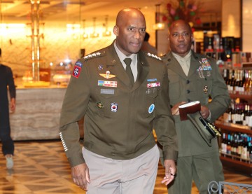 브런슨 주한미군사령관 “서해 훈련 보고 지연 유감… 사과할 일은 아냐”