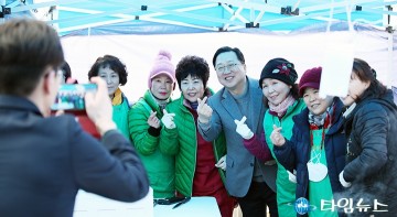 정월대보름제 행사에서 사진 찍는 이장우 대전시장