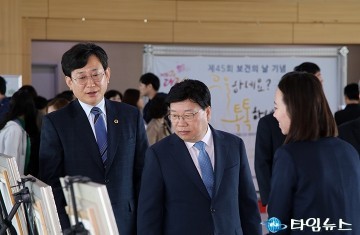 전시작품 보는 권선택 시장·김경훈 의장