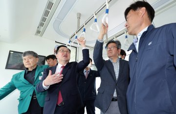 이장우 대전시장 “3칸 트램 교통혁명”…국내 첫 도입 점검