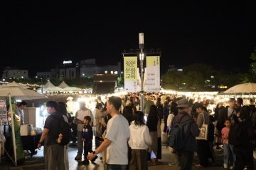 봄밤의 광주, 시간을 걷는 사람들로 물들다  