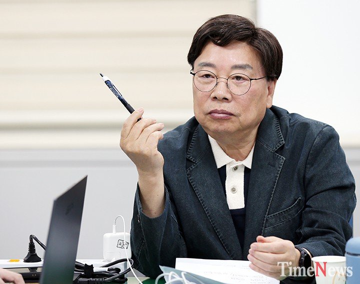 권선택 전 대전시장이 28일 대전시의회 기자실에서 기자간담회를 하고 있다