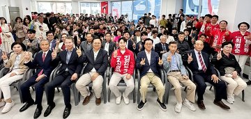 김진오 대전시의원, 개소식서 재선 도전 선언…‘통합 반대’ 퍼포먼스