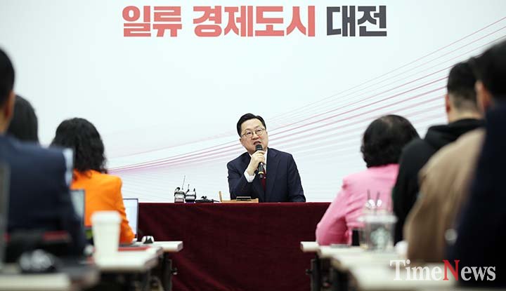 이장우 대전시장이 30일 오전 대전시청 기자회견장에서 열린 언론인 간담회에서 재선 도전을 공식 선언하고 있다