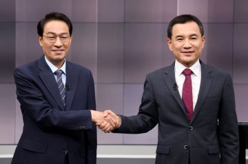 우상호 "공약 파기 사과가 먼저" vs 김진태 "지역 현안 너무 모른다"