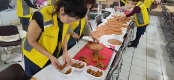 성내충인동에 퍼진 ‘진한 국 한 그릇’의 위로… 향기누리 봉사회 나눔