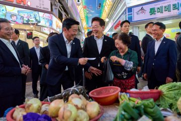 李대통령, 회담 하루 전 고향 안동시장 방문… 찜닭 먹으며 "민생·관광 챙기기"