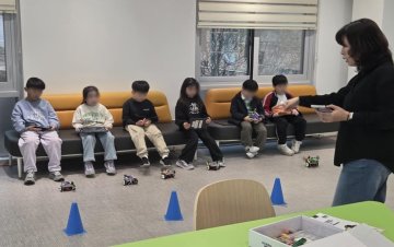 “책 속 캐릭터가 튀어나왔다”… 오창호수도서관, AR·XR 독서 탐험대 가동