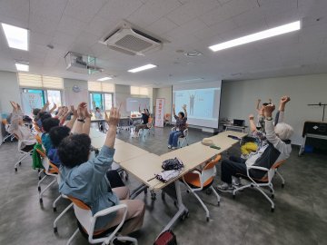 충주시, 어르신 뇌 활력 깨운다… 과학적 치매예방 ‘GOGO인지운동’ 후끈