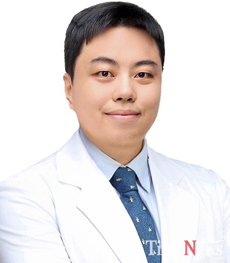 [건강칼럼] 어깨가 안 올라간다면? 오십견과 회전근개 손상의 차이