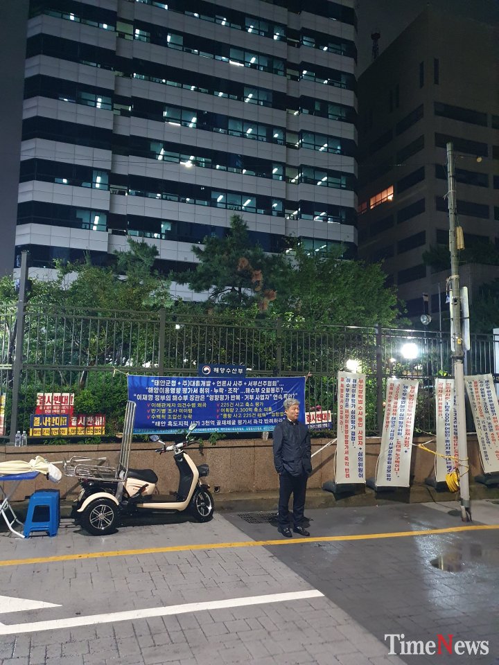 [속보] 부산 해수부 태안군 + 주)대흥개발 + 서부선주협회 3천억 "골재 카르텔"시위 중 