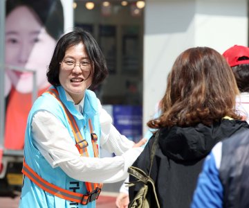 “차도 멈추고 표심도 잡고”…이은영 구의원 후보, 신탄진 장날 유세