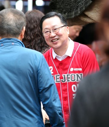 “장날 인심에 표심도 활짝”…이장우 대전시장 후보, 신탄진시장 유세