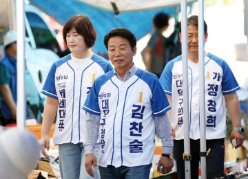 “장날 민심 속으로”…김찬술 대덕구청장 후보, 신탄진장 행보