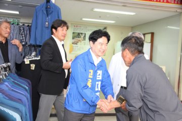 곡성 유세서 유권자들과 악수를 나누고 있는 김대중 전남광주교육감 후보