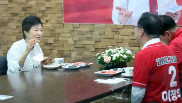 박근혜·이장우 웃으며 대화…대전 캠프 분위기 고조