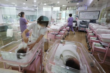 저출산 대책 쏟아졌지만… 부모들 “애 키우기엔 돈도 시간도 부족”