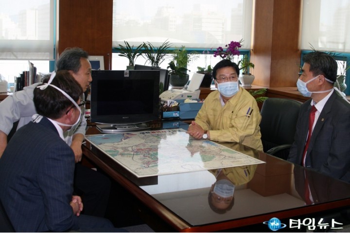 권선택 대전시장, 을지대학교병원 선별진료소 의료진 격려
