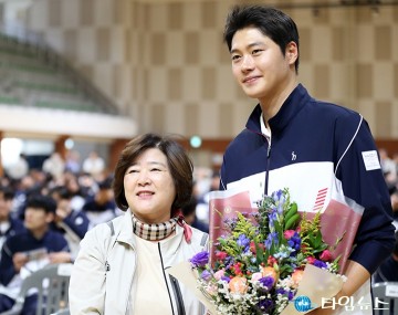 오상욱 금메달리스트와 사진 찍는 안경자 대전시의회 의원