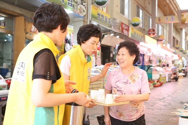 익산 신천지 자원봉사단, ‘재래시장 살리기’ 캠페인