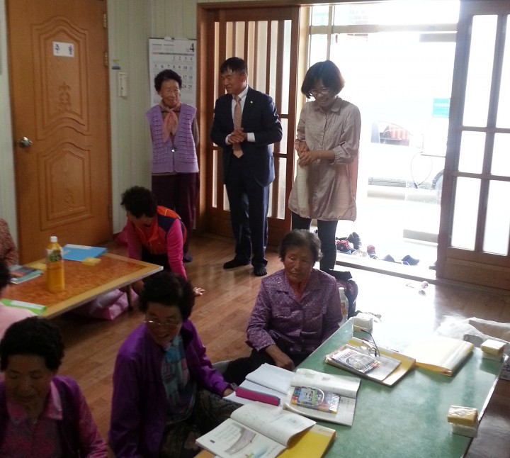석만진 군의원, 덕곡면 문해교실 방문 격려 