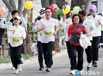 박희조 동구청장, 벚꽃길 마라톤서 “함께 달려 뜻깊어”