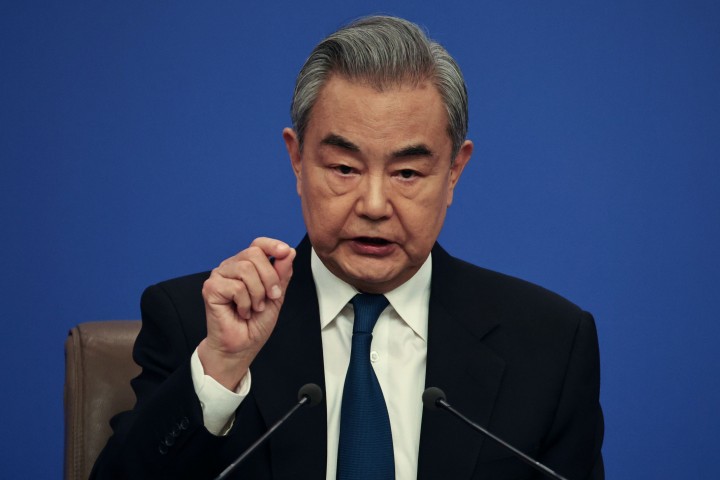 왕이, IAEA 사무총장 면담… “중동 핵시설 타격 시 파국적 결과” 경고