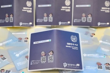 대전 중구, 전자여권 케이스 무상 배부…민원 만족도 96% 반영