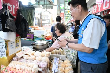 김제선 중구청장, 전통시장서 ‘중구통’ 직접 결제