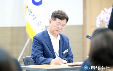 메모하는 김제선 중구청장