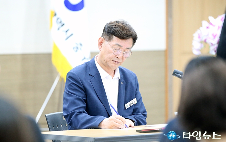 메모하는 김제선 중구청장