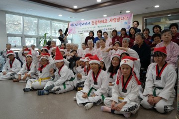 군위군 송원초등학교 백송 한마음 요양원에서 ‘효와 사랑을 전하는 위문  공연’을 가졌다. 