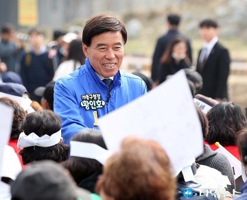 황인호 동구청장 예비후보, 인동장터 행사 시민 인사