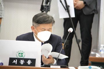 [2022년 국감] 국감 자료를 살피고 있는 서동용 의원  