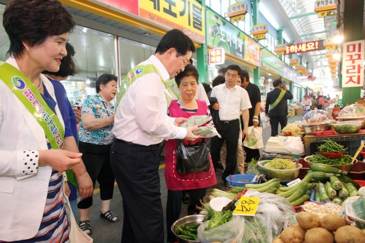 장종태 서구청장, 주민과 함께 전통시장 장보기 나서!