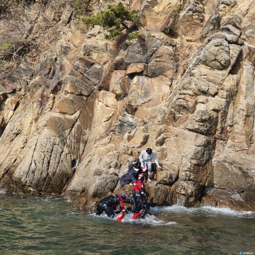“물 때 시간 몰라서” 보령해경, 갯바위에 고립된 관광객 2명 구조