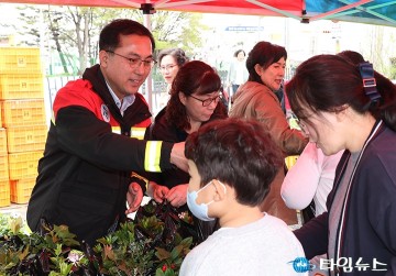 제79회 식목일 맞아 나무 나눠주는 박희조 동구청장