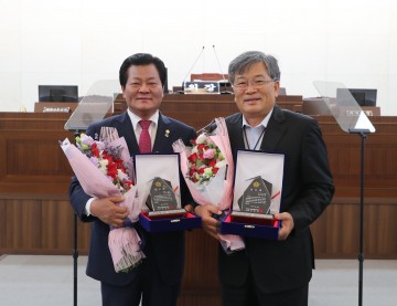 안동시의회 이재갑, 손광영의원  지방의회발전 공로패 수상