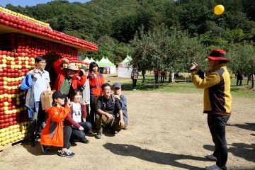  문경사과 축제 흥행예고 … 개막 8일 만에 7만6천여 명 방문