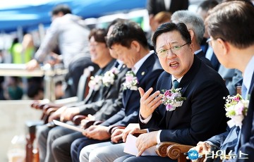 ‘펜싱팀’ 창단식에서 대화 나누는 이장우 대전시장