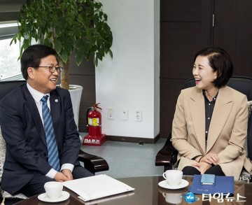 대화 나누는 최교진 교육감과 유은혜 교육부 장관