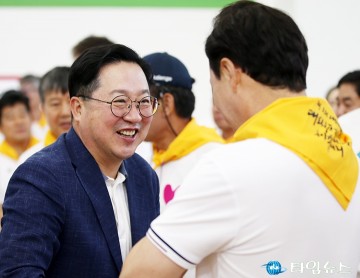 ‘제1회 대전체육인 대화합한마당 체육대회’ 참석자 격려하는 이장우 대전시장