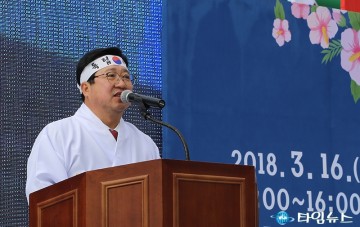 3·16 인동장터 독립만세운동 재연행사에서 축사하는 이장우 의원
