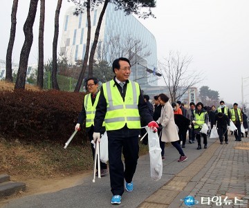 한현택 동구청장, 설 앞두고 가로변 대청소 실시