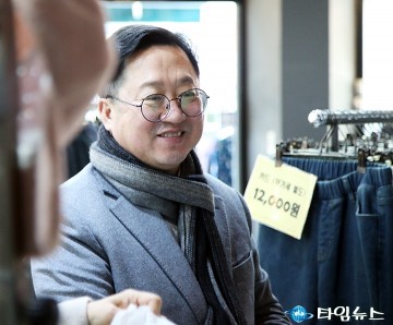 이장우 대전시장, 양말부터 벽시계까지…전통시장에서 소통과 민생 다잡다