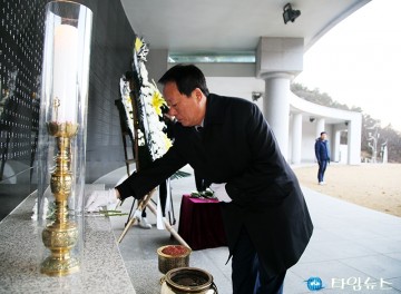 헌화·헌향하는 하재붕 중구의회 의장