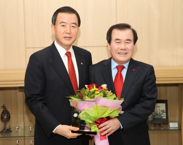 충남교육청, 홍문표 국회예결위원장에 감사패