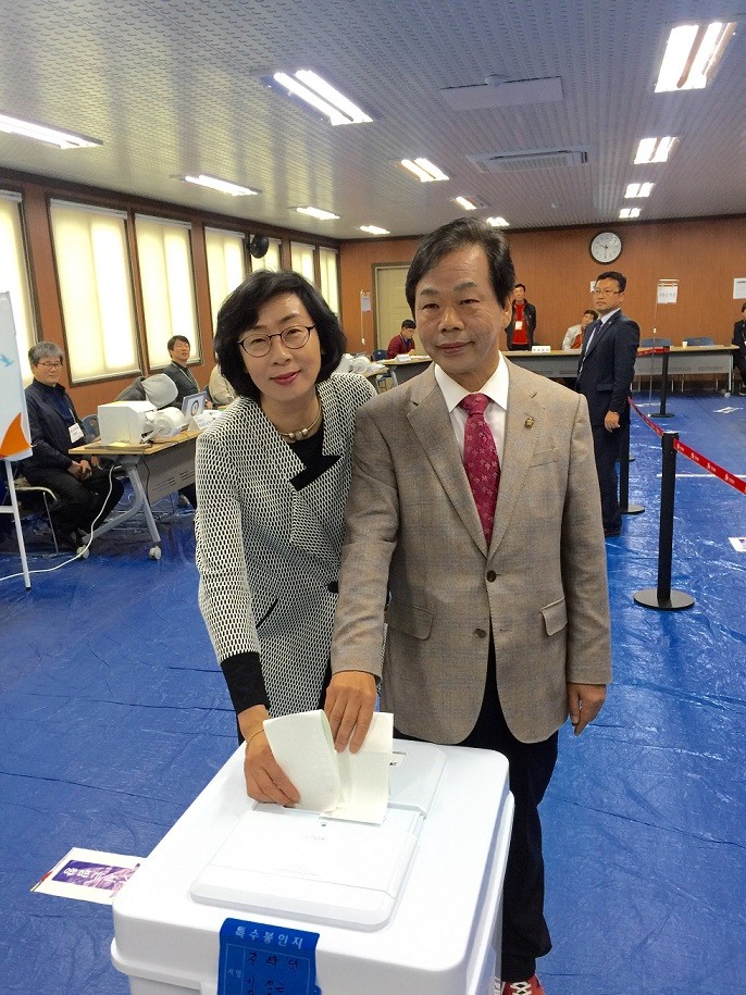 새누리당 이완영 후보,  칠곡문화원에서 배우자 이은미와  사전 투표