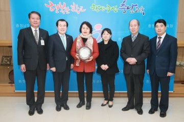 충남교육청, 정년퇴직 교육공무직원 송공패 전달