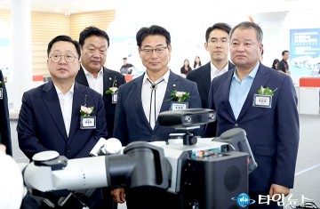 로봇기업 둘러보는 이장우 대전시장과 송대윤 대전시의회 부의장